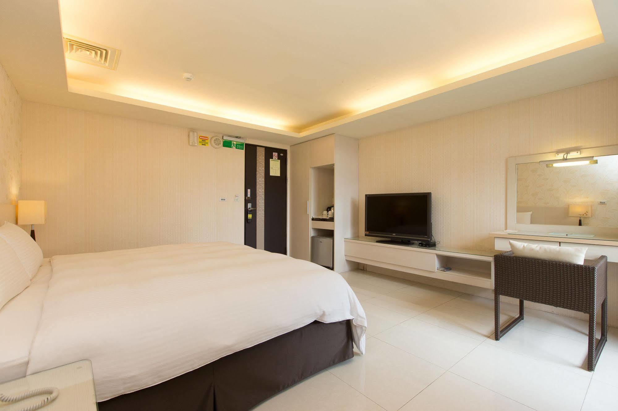 F Hotel - Sanyi Buitenkant foto